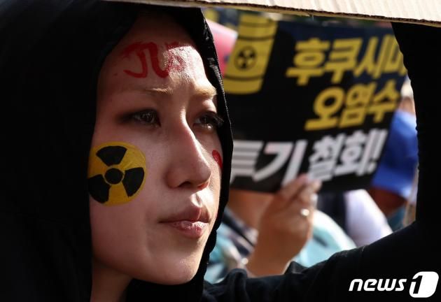 26일 오후 서울 중구 태평로 일대에서 열린 '후쿠시마 오염수 해양 투기 규탄 범국민대회'에서 참가자가 일본의 오염수 방류 중단을 촉구하고 있다. 2023.8.26/뉴스1 ⓒ News1 구윤성 기자