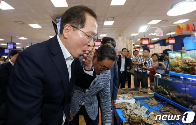 조승환 해양수산부 장관이 24일 오후 서울 동작구 노량진수산시장을 찾아 전복을 시식하고 있다. 2023.8.24/뉴스1 ⓒ News1 박지혜 기자