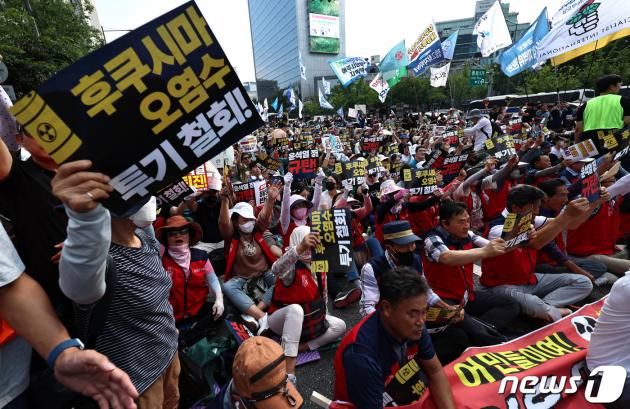 26일 오후 서울 중구 태평로 일대에서 열린 '후쿠시마 오염수 해양 투기 규탄 범국민대회'에서 어민들이 일본의 오염수 방류 중단을 촉구하고 윤석열 정부를 규탄하고 있다. 2023.8.26/뉴스1 ⓒ News1 구윤성 기자