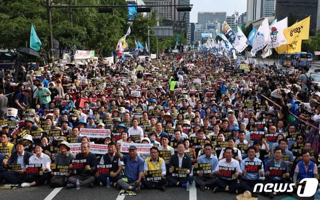 26일 오후 서울 중구 태평로 일대에서 열린 '후쿠시마 오염수 해양 투기 규탄 범국민대회'에서 참가자이 일본의 오염수 방류 중단을 촉구하고, 윤석열 정부를 규탄하고 있다. 2023.8.26/뉴스1 ⓒ News1 구윤성 기자