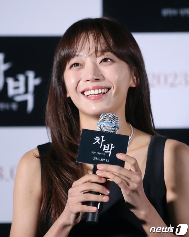 배우 김민채가 28일 서울 광진구 롯데시네마 건대입구에서 열린 영화 '차박- 살인과 낭만의 밤(감독 형인혁)' 언론시사회에서 미소를 짓고 있다. '차박- 살인과 낭만의 밤'은 평온한 일상, 사랑하는 아내, 모든 것이 완벽했던 한 남자가 결혼기념일을 맞아 떠난 차박 여행에서 낯선 인기척과 함께 순식간에 악몽 같은 사건에 휘말리게 되는 스릴러 영화다. 2023.8.28/뉴스1 ⓒ News1 권현진 기자