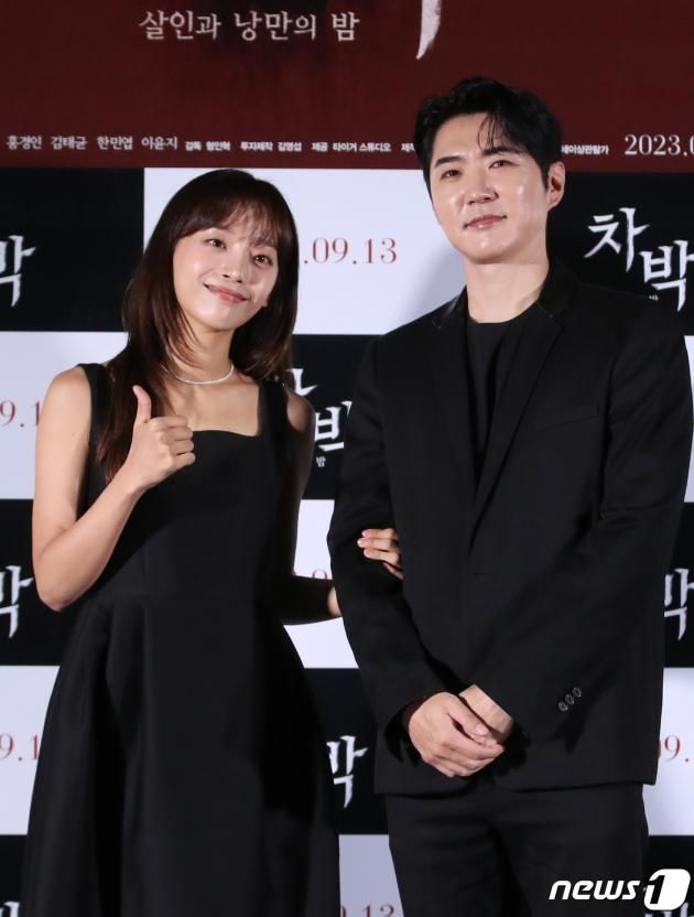 배우 김민채와 데니안(오른쪽)이 28일 서울 광진구 롯데시네마 건대입구에서 열린 영화 '차박- 살인과 낭만의 밤' 언론시사회에서 포즈를 취하고 있다. '차박- 살인과 낭만의 밤'은 평온한 일상, 사랑하는 아내, 모든 것이 완벽했던 한 남자가 결혼기념일을 맞아 떠난 차박 여행에서 낯선 인기척과 함께 순식간에 악몽 같은 사건에 휘말리게 되는 스릴러 영화다. 2023.8.28/뉴스1 ⓒ News1 권현진 기자