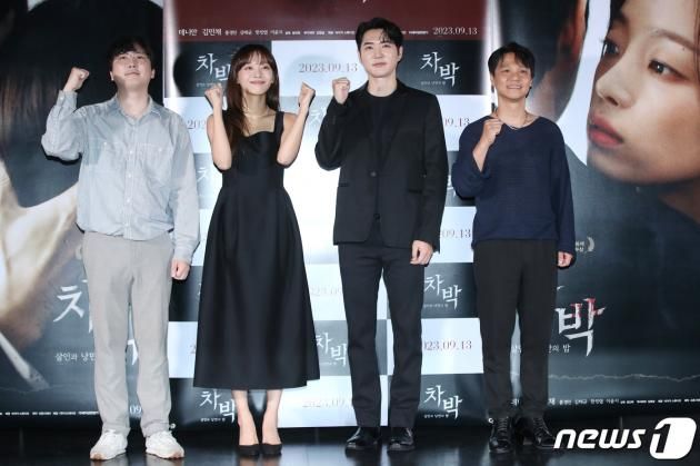 황민혁 김독(왼쪽부터)과 배우 김민채와 데니안, 홍경인 28일 서울 광진구 롯데시네마 건대입구에서 열린 영화 '차박- 살인과 낭만의 밤' 언론시사회에서 파이팅을 외치고 있다. '차박- 살인과 낭만의 밤'은 평온한 일상, 사랑하는 아내, 모든 것이 완벽했던 한 남자가 결혼기념일을 맞아 떠난 차박 여행에서 낯선 인기척과 함께 순식간에 악몽 같은 사건에 휘말리게 되는 스릴러 영화다. 2023.8.28/뉴스1 ⓒ News1 권현진 기자