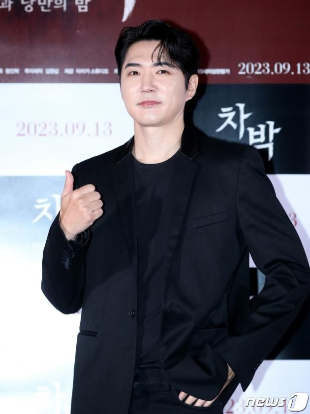 배우 겸 가수 데니안이 28일 서울 광진구 롯데시네마 건대입구에서 열린 영화 '차박- 살인과 낭만의 밤' 언론시사회에서 포즈를 취하고 있다. '차박- 살인과 낭만의 밤'은 평온한 일상, 사랑하는 아내, 모든 것이 완벽했던 한 남자가 결혼기념일을 맞아 떠난 차박 여행에서 낯선 인기척과 함께 순식간에 악몽 같은 사건에 휘말리게 되는 스릴러 영화다. 2023.8.28/뉴스1 ⓒ News1 권현진 기자