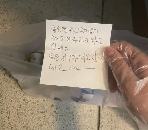 남성은 다음날에도 배달 주문으로 여성의 집에 치킨을 보내며 비슷한 내용의 쪽지를 남겼다. (트위터 갈무리)