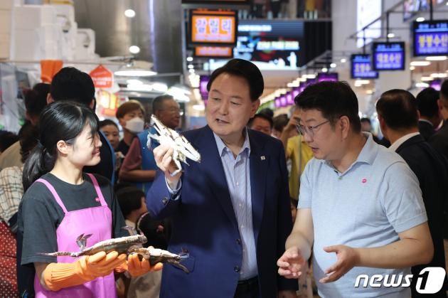 윤석열 대통령이 31일 서울 영등포구 노량진수산시장을 방문해 꽃게를 들고 상인과 대화하고 있다. (대통령실 제공) 2023.8.31/뉴스1 ⓒ News1 오대일 기자