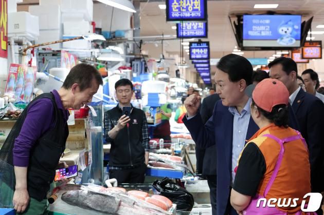 윤석열 대통령이 31일 서울 영등포구 노량진수산시장을 방문, 상인들과 대화를 나누고 있다. (대통령실 제공) 2023.8.31/뉴스1 ⓒ News1 오대일 기자
