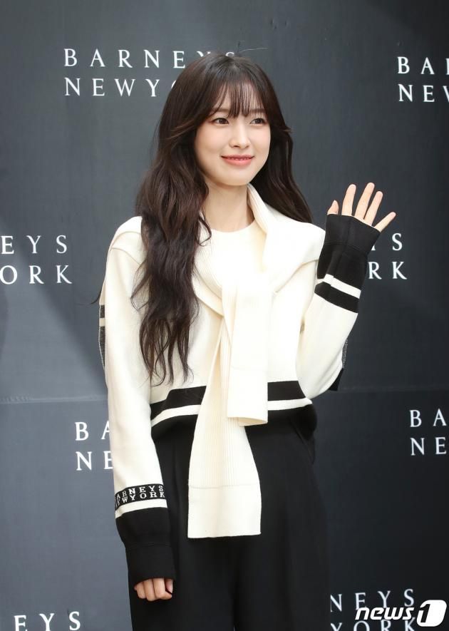 오마이걸 아린이 31일 서울 강남구 신사동 가로수길 인근에서 열린 포토 행사에서 포즈를 취하고 있다. ⓒ News1 권현진 기자