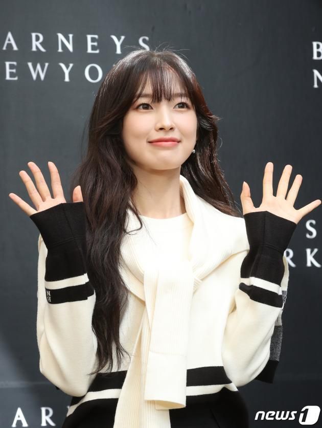 오마이걸 아린이 31일 서울 강남구 신사동 가로수길 인근에서 열린 포토 행사에서 인사를 하고 있다. ⓒ News1 권현진 기자