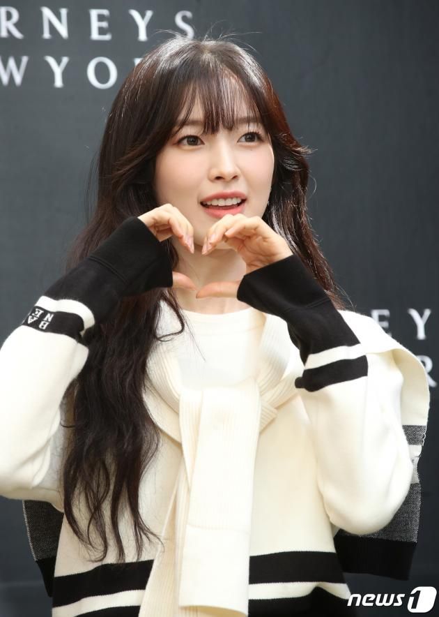 오마이걸 아린이 31일 서울 강남구 신사동 가로수길 인근에서 열린 포토 행사에서 하트를 그리고 있다. ⓒ News1 권현진 기자