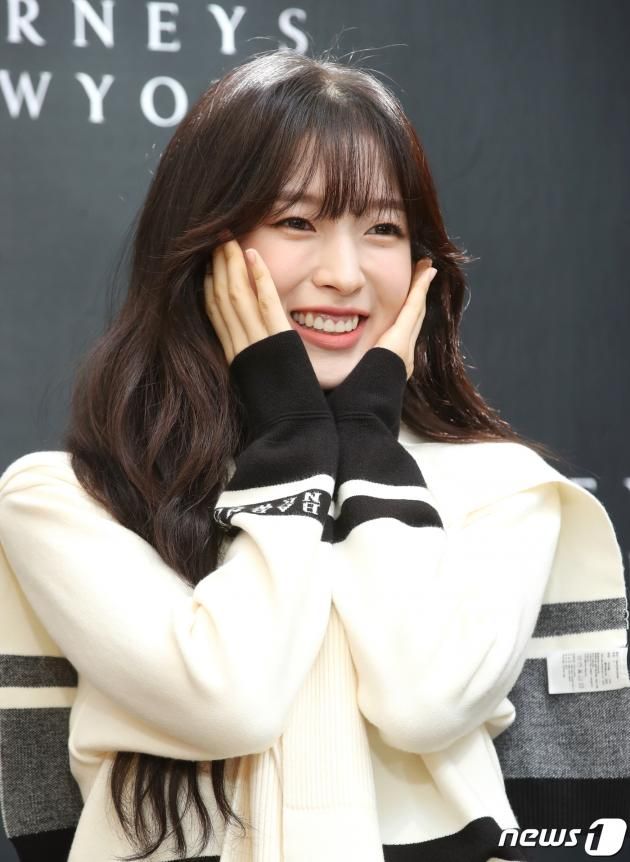 오마이걸 아린이 31일 서울 강남구 신사동 가로수길 인근에서 열린 포토 행사에서 꽃받침 포즈를 취하고 있다. ⓒ News1 권현진 기자