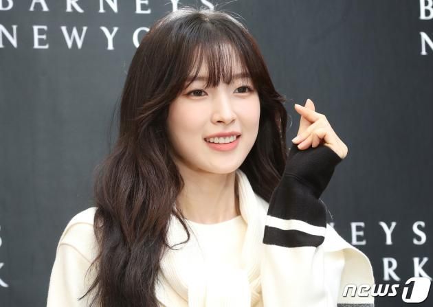 오마이걸 아린이 31일 서울 강남구 신사동 가로수길 인근에서 열린 포토 행사에서 하트를 그리고 있다. ⓒ News1 권현진 기자