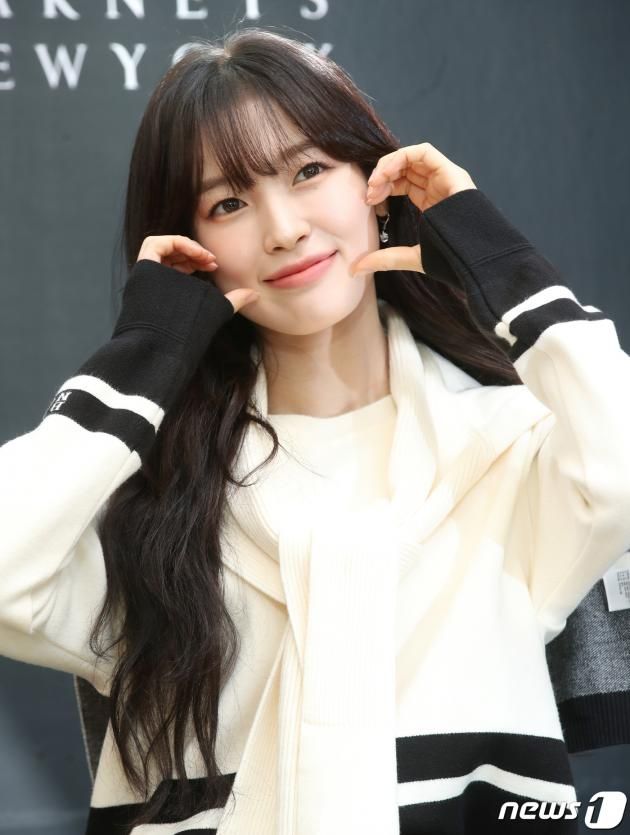 오마이걸 아린이 31일 서울 강남구 신사동 가로수길 인근에서 열린 포토 행사에서 사랑스러운 볼 하트를 그리고 있다. ⓒ News1 권현진 기자