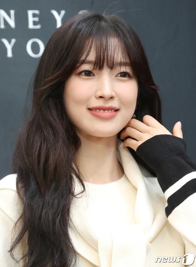 오마이걸 아린이 31일 서울 강남구 신사동 가로수길 인근에서 열린 포토 행사에서 매력을 발산하고 있다. ⓒ News1 권현진 기자