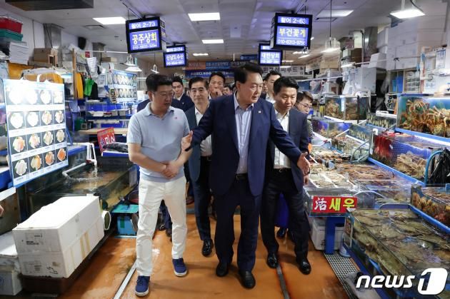 윤석열 대통령이 31일 서울 영등포구 노량진수산시장을 방문해 시장 내부를 둘러보고 있다. (대통령실 제공) 2023.8.31/뉴스1 ⓒ News1 오대일 기자