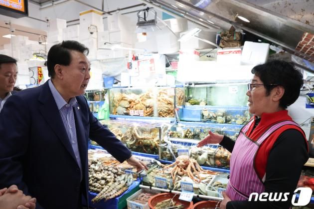 윤석열 대통령이 31일 서울 영등포구 노량진수산시장을 방문, 상인들과 대화를 나누고 있다. (대통령실 제공) 2023.8.31/뉴스1 ⓒ News1 오대일 기자