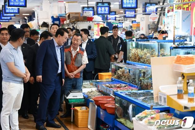 윤석열 대통령이 31일 서울 영등포구 노량진수산시장을 방문, 상인들과 대화를 나누고 있다. (대통령실 제공) 2023.8.31/뉴스1 ⓒ News1 오대일 기자