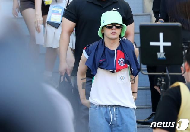 가수 GD가 3일 부산시 연제구 부산아시아드주경기장에서 열린 쿠팡플레이 시리즈 3차전 전북 현대와 파리 생제르맹 FC의 경기를 찾아 관전하고 있다. 2023.8.3/뉴스1 ⓒ News1 이동해 기자