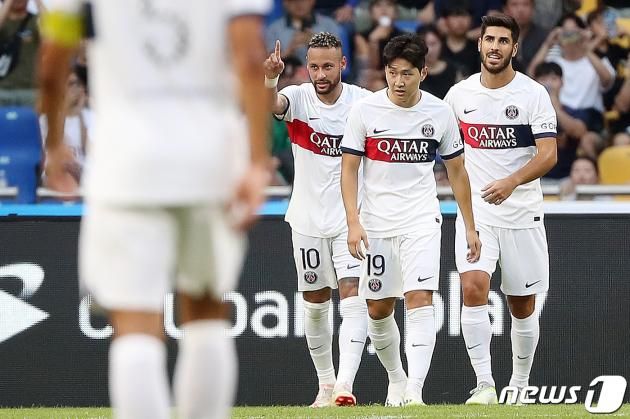 3일 오후 부산시 연제구 부산아시아드주경기장에서 열린 쿠팡플레이 시리즈 3차전 파리 생제르맹과 전북 현대의 경기에서 PSG 네이마르가 두 번째 골을 성공시킨 뒤 이강인과 함께 기쁨을 나누고 있다. 2023.8.3/뉴스1 ⓒ News1 민경석 기자