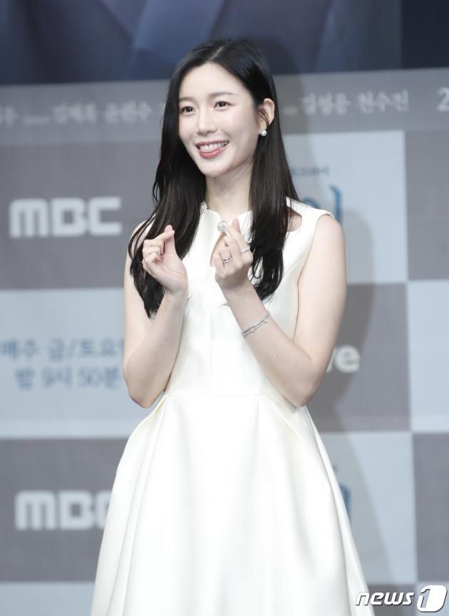 배우 이다인이 4일 오후 서울 마포구 상암 MBC에서 열린 새 금토드라마 ‘연인’ 제작발표회에서 하트를 그리고 있다. ⓒ News1 권현진 기자