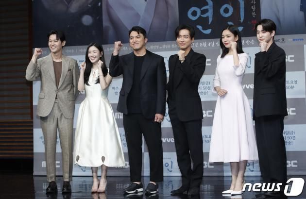 배우 이학주(왼쪽부터), 김성용 감독, 남궁민, 안은진, 김윤우가 4일 오후 서울 마포구 상암 MBC에서 열린 새 금토드라마 ‘연인’ 제작발표회에서 포즈를 취하고 있다. ⓒ News1 권현진 기자