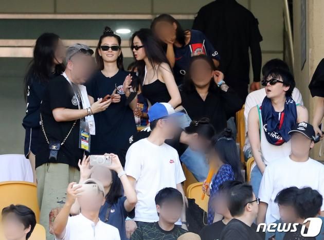 3일 부산시 연제구 부산아시아드주경기장에서 열린 쿠팡플레이 시리즈 3차전 전북 현대와 파리 생제르맹 FC의 경기에서 배우 정유미와 손나은, 가수 GD가 경기를 지켜보고 있다. 2023.8.3/뉴스1 ⓒ News1 이동해 기자