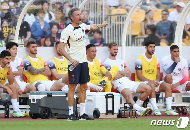 3일 오후 부산시 연제구 부산아시아드주경기장에서 열린 쿠팡플레이 시리즈 3차전 전북 현대와 파리 생제르맹 FC의 경기 전반전에서 루이스 엔리케 PSG 감독이 선수들에게 작전을 지시하고 있다. 2023.8.3/뉴스1 ⓒ News1 윤일지 기자