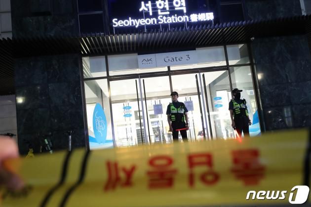 서현역 일대에서 묻지마 흉기 난동 사건이 발생한 3일 오후 경기 성남시 분당 서현역 AK백화점에서 경찰이 사건 현장을 통제하고 있다.2023.8.3/뉴스1 ⓒ News1 장수영 기자