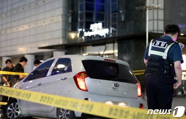 서현역 일대에서 묻지마 흉기 난동 사건이 발생한 3일 오후 경기 성남시 분당 서현역 AK백화점 앞에 범인이 인도로 돌진한 차량이 세워져 있다. 이날 오후 6시쯤 연령미상의 남성 A씨가 자신의 승용차를 이용해 인도로 돌진 후 차량에서 내려 흉기를 휘둘렀다. 이로 인해 14명의 시민이 다쳐 인근 병원으로 옮겨졌으며 이중 1명은 숨졌다. 현장에 출동한 경찰에 A씨는 긴급체포됐다. 2023.8.3/뉴스1 ⓒ News1 장수영 기자