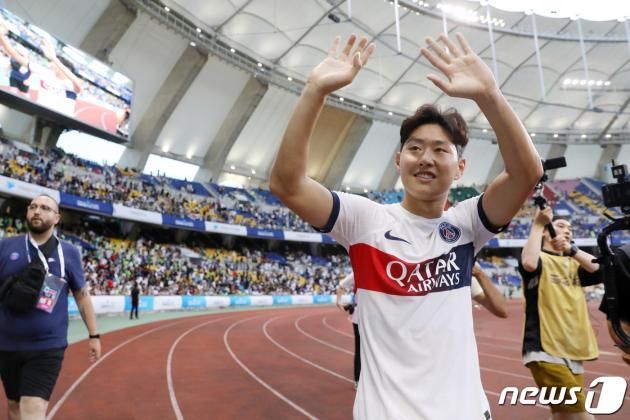 3일 오후 부산시 연제구 부산아시아드주경기장에서 열린 쿠팡플레이 시리즈 3차전 파리 생제르맹과 전북 현대의 경기에서 3대 0으로 승리한 PSG 이강인이 관중들을 향해 인사하고 있다. 2023.8.3/뉴스1 ⓒ News1 민경석 기자