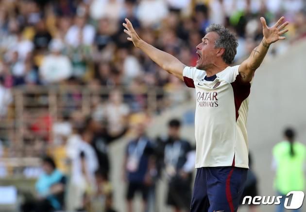 루이스 엔리케 PSG 감독이 3일 부산시 연제구 부산아시아드주경기장에서 열린 쿠팡플레이 시리즈 3차전 전북 현대와 파리 생제르맹 FC의 경기 전반전에서 선수들에게 지시를 내리고 있다. 2023.8.3/뉴스1 ⓒ News1 이동해 기자