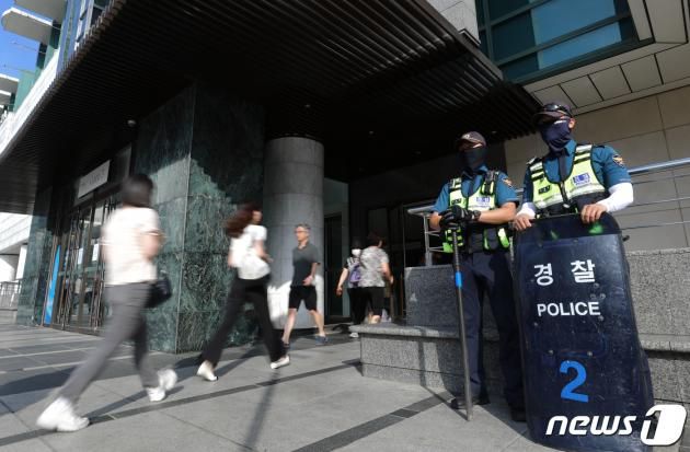 4일 오전 묻지마 흉기 난동 사건이 발생한 경기 성남시 분당구 서현역에 경찰 병력이 배치돼 있다. 지난 3일 오후 성남시 분당구 서현역 일대에서 묻지마 흉기 난동 사건이 발생해 14명이 다쳤고 이 가운데 2명은 위중한 상태이다. 2023.8.4/뉴스1 ⓒ News1 김영운 기자