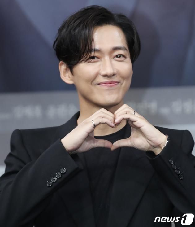 배우 남궁민이 4일 오후 서울 마포구 상암 MBC에서 열린 새 금토드라마 ‘연인’ 제작발표회에서 포즈를 취하고 있다. ‘연인’은 병자호란을 겪으며 엇갈리는 연인들의 사랑과 백성들의 생명력을 다룬 휴먼역사멜로드라마다. 2023.8.4/뉴스 ⓒ News1 권현진 기자