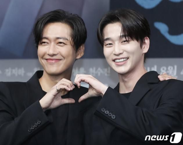 배우 남궁민과 김윤우(오른쪽)가 4일 오후 서울 마포구 상암 MBC에서 열린 새 금토드라마 ‘연인’ 제작발표회에서 포즈를 취하고 있다. ‘연인’은 병자호란을 겪으며 엇갈리는 연인들의 사랑과 백성들의 생명력을 다룬 휴먼역사멜로드라마다. 2023.8.4/뉴스 ⓒ News1 권현진 기자
