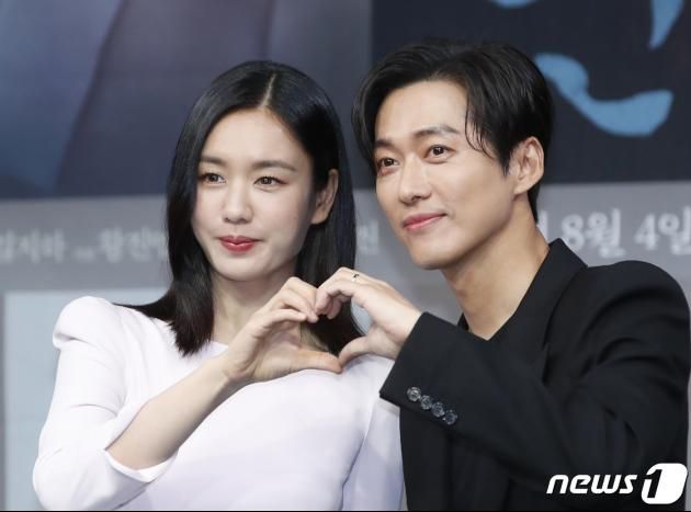 배우 안은진과 남궁민(오른쪽)이 4일 오후 서울 마포구 상암 MBC에서 열린 새 금토드라마 ‘연인’ 제작발표회에서 포즈를 취하고 있다. ‘연인’은 병자호란을 겪으며 엇갈리는 연인들의 사랑과 백성들의 생명력을 다룬 휴먼역사멜로드라마다. 2023.8.4/뉴스 ⓒ News1 권현진 기자