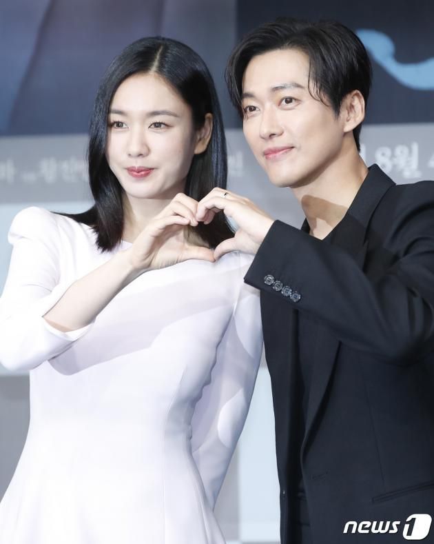 배우 안은진과 남궁민(오른쪽)이 4일 오후 서울 마포구 상암 MBC에서 열린 새 금토드라마 ‘연인’ 제작발표회에서 포즈를 취하고 있다. ‘연인’은 병자호란을 겪으며 엇갈리는 연인들의 사랑과 백성들의 생명력을 다룬 휴먼역사멜로드라마다. 2023.8.4/뉴스 ⓒ News1 권현진 기자