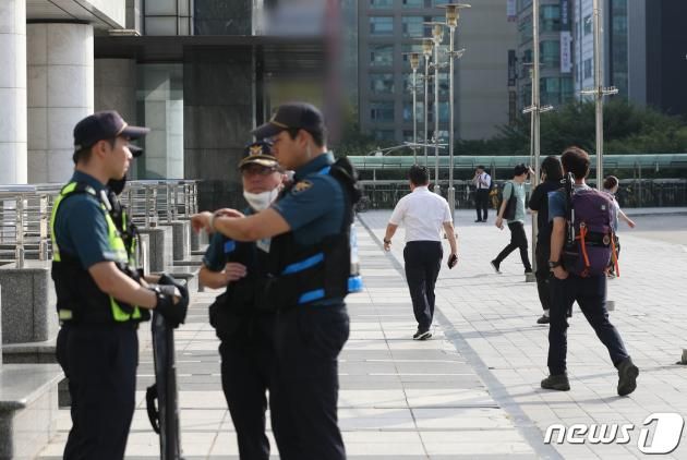 4일 오전 묻지마 흉기 난동 사건이 발생한 경기 성남시 분당구 서현역 주변에 경찰이 배치돼 있다. 지난 3일 오후 성남시 분당구 서현역 일대에서 묻지마 흉기 난동 사건이 발생해 14명이 다쳤고 이 가운데 2명은 위중한 상태이다. 2023.8.4/뉴스1 ⓒ News1 김영운 기자