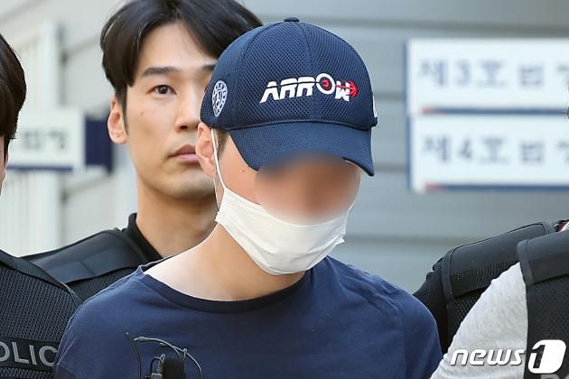 '서현역 묻지마 흉기난동' 사건의 피의자 최모 씨가 5일 오전 경기도 성남시 수정구 단대동 수원지법 성남지원에서 구속 전 피의자심문(영장실질심사)을 받기 위해 법정으로 향하고 있다.2023.8.5/뉴스1 ⓒ News1 박정호 기자