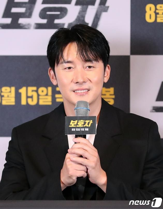 배우 김준한이 8일 오후 서울 광진구 롯데시네마 건대입구에서 열린 영화 ‘보호자’ 언론시사회에서 인사말을 하고 있다. 정우성의 감독 데뷔작인 영화 ‘보호자’는 10년 만에 출소해 몰랐던 딸의 존재를 알고 평범하게 살기를 원하는 수혁과 그를 노리는 이들 사이의 이야기를 그린 액션 영화로 오는 15일 개봉한다. 2023.8.9/뉴스1 ⓒ News1 김진환 기자