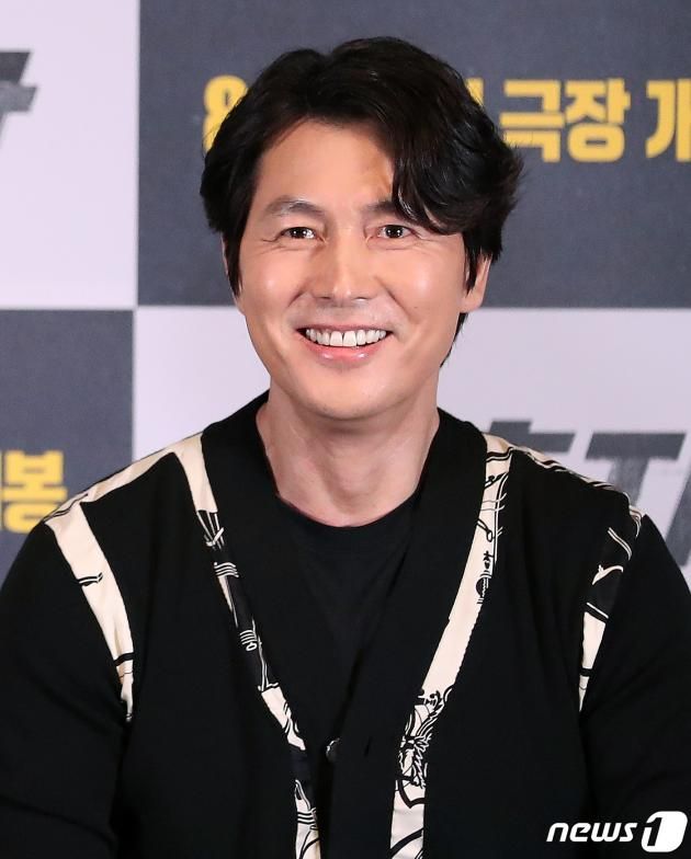 영화배우 겸 감독 정우성이 8일 오후 서울 광진구 롯데시네마 건대입구에서 열린 영화 ‘보호자’ 언론시사회에 참석해 미소를 짓고 있다. 정우성의 감독 데뷔작인 영화 ‘보호자’는 10년 만에 출소해 몰랐던 딸의 존재를 알고 평범하게 살기를 원하는 수혁과 그를 노리는 이들 사이의 이야기를 그린 액션 영화로 오는 15일 개봉한다. 2023.8.9/뉴스1 ⓒ News1 김진환 기자