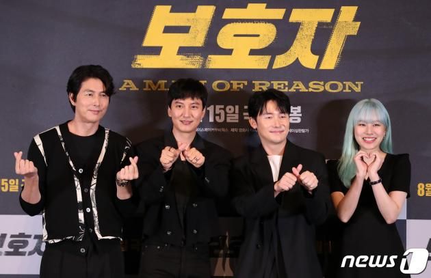 영화배우 겸 감독 정우성(왼쪽부터), 배우 김남길, 김준한, 박유나가 9일 오후 서울 광진구 롯데시네마 건대입구에서 열린 영화 ‘보호자’(감독 정우성) 언론시사회에 참석해 포토타임을 갖고 있다. ‘보호자’는 10년 만에 출소해 몰랐던 딸의 존재를 알고 평범하게 살기를 원하는 수혁과 그를 노리는 이들 사이의 이야기를 그린 액션 영화로 오는 15일 개봉한다. 2023.8.9/뉴스1 ⓒ News1 김진환 기자