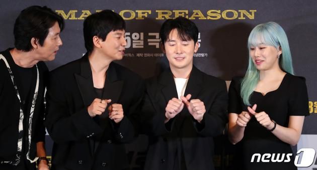 배우 겸 감독 정우성(왼쪽부터), 배우 김남길, 김준한, 박유나가 9일 오후 서울 광진구 롯데시네마 건대입구에서 열린 영화 ‘보호자’(감독 정우성) 언론시사회에 참석해 포토타임을 갖고 있다. ‘보호자’는 10년 만에 출소해 몰랐던 딸의 존재를 알고 평범하게 살기를 원하는 수혁과 그를 노리는 이들 사이의 이야기를 그린 액션 영화로 오는 15일 개봉한다. 2023.8.9/뉴스1 ⓒ News1 김진환 기자