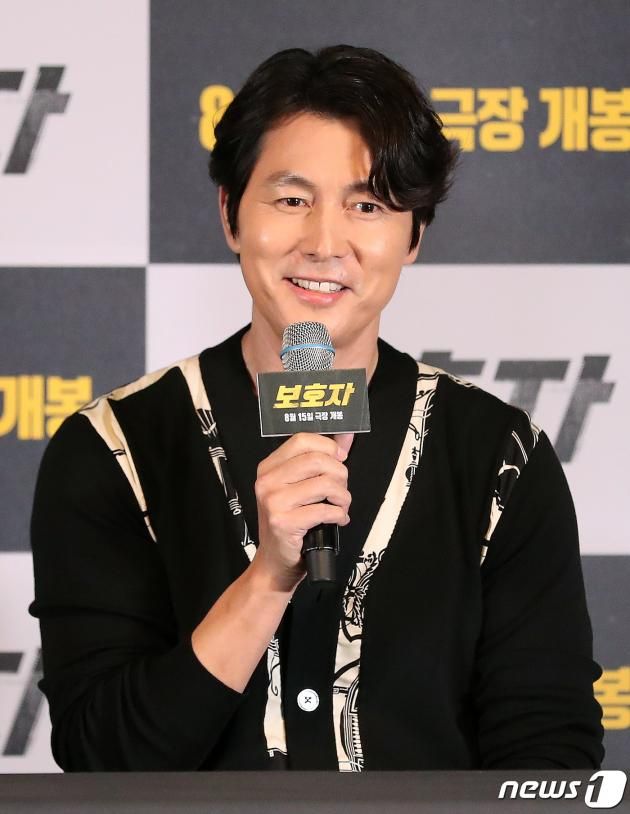 영화배우 겸 감독 정우성이 8일 오후 서울 광진구 롯데시네마 건대입구에서 열린 영화 ‘보호자’ 언론시사회에서 인사말을 하고 있다. 정우성의 감독 데뷔작인 영화 ‘보호자’는 10년 만에 출소해 몰랐던 딸의 존재를 알고 평범하게 살기를 원하는 수혁과 그를 노리는 이들 사이의 이야기를 그린 액션 영화로 오는 15일 개봉한다. 2023.8.9/뉴스1 ⓒ News1 김진환 기자