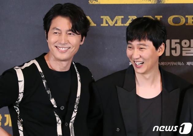 배우 겸 감독 정우성과 김남길(오른쪽)이·9일 오후 서울 광진구 롯데시네마 건대입구에서 열린 영화 ‘보호자’(감독 정우성) 언론시사회에 참석해 포토타임을 갖고 있다. ‘보호자’는 10년 만에 출소해 몰랐던 딸의 존재를 알고 평범하게 살기를 원하는 수혁과 그를 노리는 이들 사이의 이야기를 그린 액션 영화로 오는 15일 개봉한다. 2023.8.9/뉴스1 ⓒ News1 김진환 기자