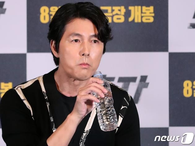 영화배우 겸 감독 정우성이 8일 오후 서울 광진구 롯데시네마 건대입구에서 열린 영화 ‘보호자’ 언론시사회에 참석해 물을 마시고 있다. 정우성의 감독 데뷔작인 영화 ‘보호자’는 10년 만에 출소해 몰랐던 딸의 존재를 알고 평범하게 살기를 원하는 수혁과 그를 노리는 이들 사이의 이야기를 그린 액션 영화로 오는 15일 개봉한다. 2023.8.9/뉴스1 ⓒ News1 김진환 기자