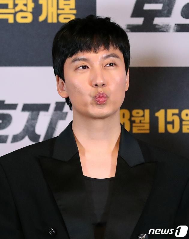 배우 김남길이 8일 오후 서울 광진구 롯데시네마 건대입구에서 열린 영화 ‘보호자’ 언론시사회에 참석해 취재진 질문을 듣고 있다. 정우성의 감독 데뷔작인 영화 ‘보호자’는 10년 만에 출소해 몰랐던 딸의 존재를 알고 평범하게 살기를 원하는 수혁과 그를 노리는 이들 사이의 이야기를 그린 액션 영화로 오는 15일 개봉한다. 2023.8.9/뉴스1 ⓒ News1 김진환 기자