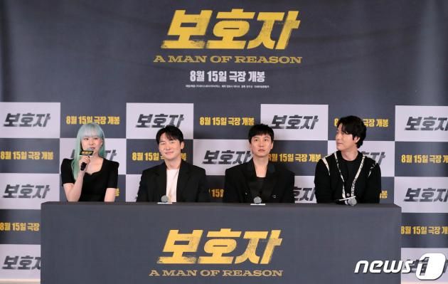 배우 박유나(왼쪽부터), 김준한, 김남길, 배우 겸 감독 정우성이 8일 오후 서울 광진구 롯데시네마 건대입구에서 열린 영화 ‘보호자’ 언론시사회에 참석해 미소를 짓고 있다. 정우성의 감독 데뷔작인 영화 ‘보호자’는 10년 만에 출소해 몰랐던 딸의 존재를 알고 평범하게 살기를 원하는 수혁과 그를 노리는 이들 사이의 이야기를 그린 액션 영화로 오는 15일 개봉한다. 2023.8.9/뉴스1 ⓒ News1 김진환 기자