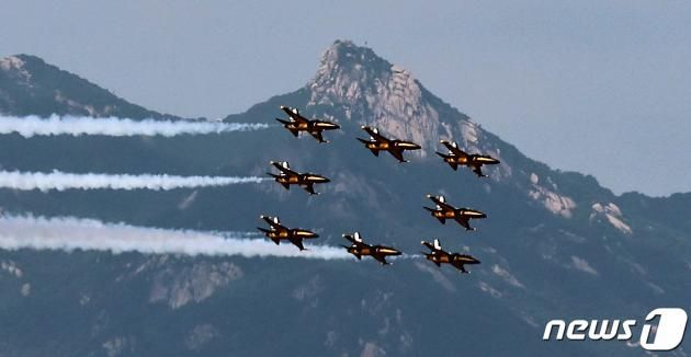 공군 특수비행팀 '블랙이글스'가 31일 오후 서울 도심 상공에서 건군 제75주년 국군의 날 기념 축하비행 사전연습을 하고 있다. 2023.8.31/뉴스1 ⓒ News1 구윤성 기자