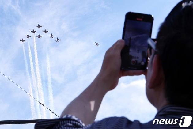 대한민국 공군 특수비행팀 '블랙이글스'가 31일 오후 서울 도심 상공에서 건군 제75주년 국군의 날 기념 축하비행 예행연습을 하고 있다. 2023.8.31/뉴스1 ⓒ News1 박정호 기자