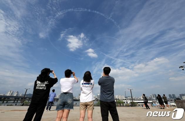 공군 특수비행팀 블랙이글스가 31일 서울 여의도 한강공원 위로 제75주년 국군의 날 축하비행 예행연습을 하고 있다. 2023.8.31/뉴스1 ⓒ News1 박지혜 기자